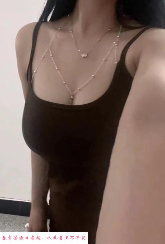 钟楼附近巨乳熟女 第2张