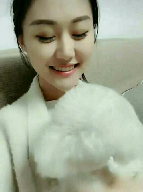 小精灵一样的美女 第1张