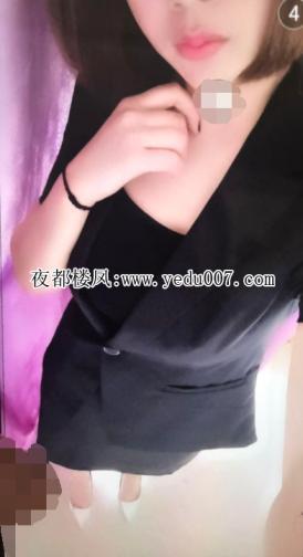 高挑漂亮美女胸大 第1张