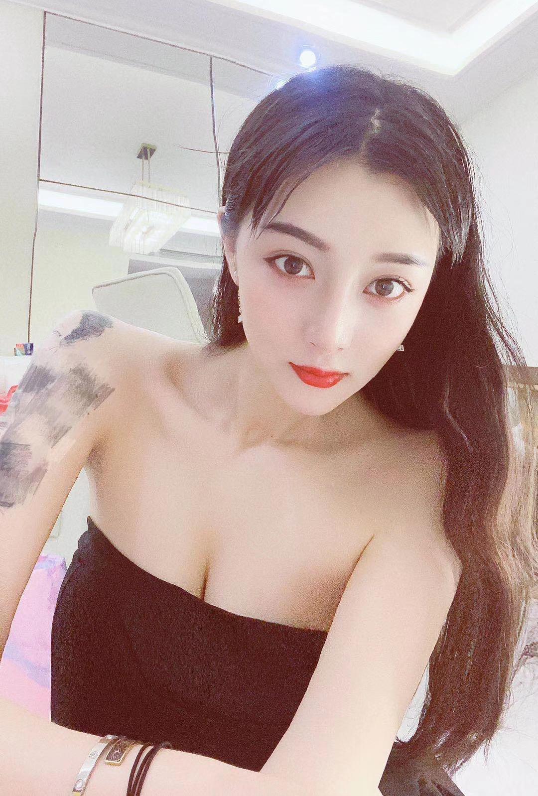 2020年9月15分享东门妹子，紧身制服打背枪爽爆 第1张