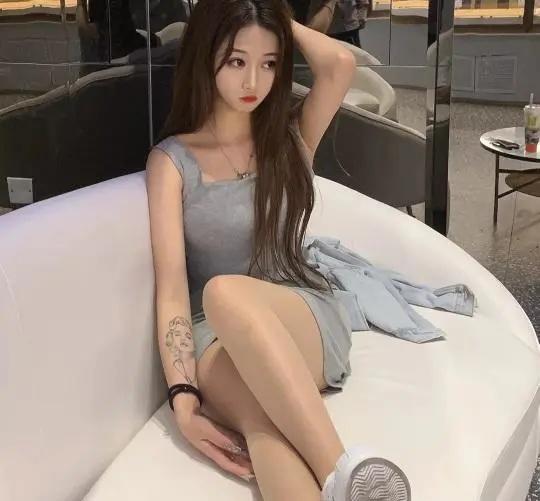 2020年7月22小爆乳长腿辣妹的VIVI 第2张