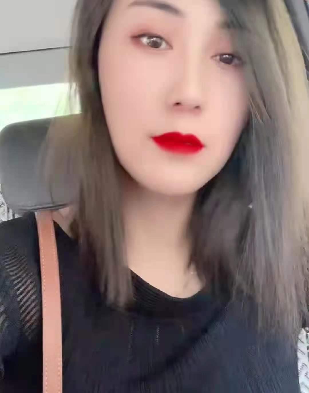 颜值态度还不错的一个熟女 第1张