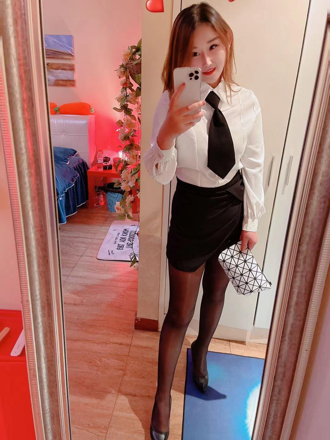 前一阵子挺火的骚女:李爽 第2张