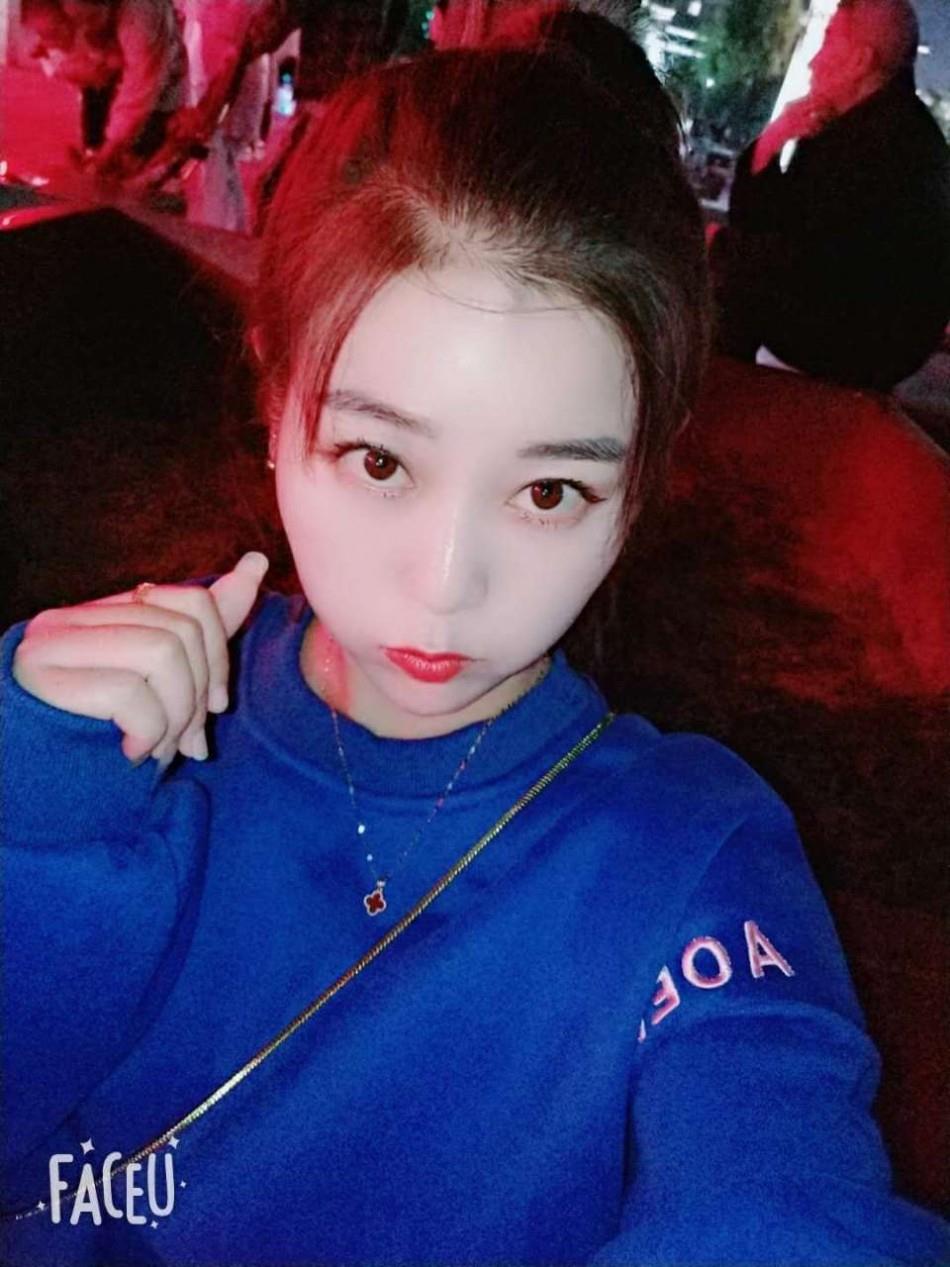 石家街地铁口附近的妹子 第2张
