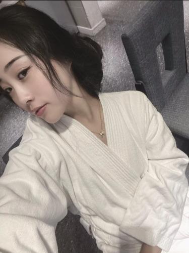体验口活胸推一流的骚妹 第3张