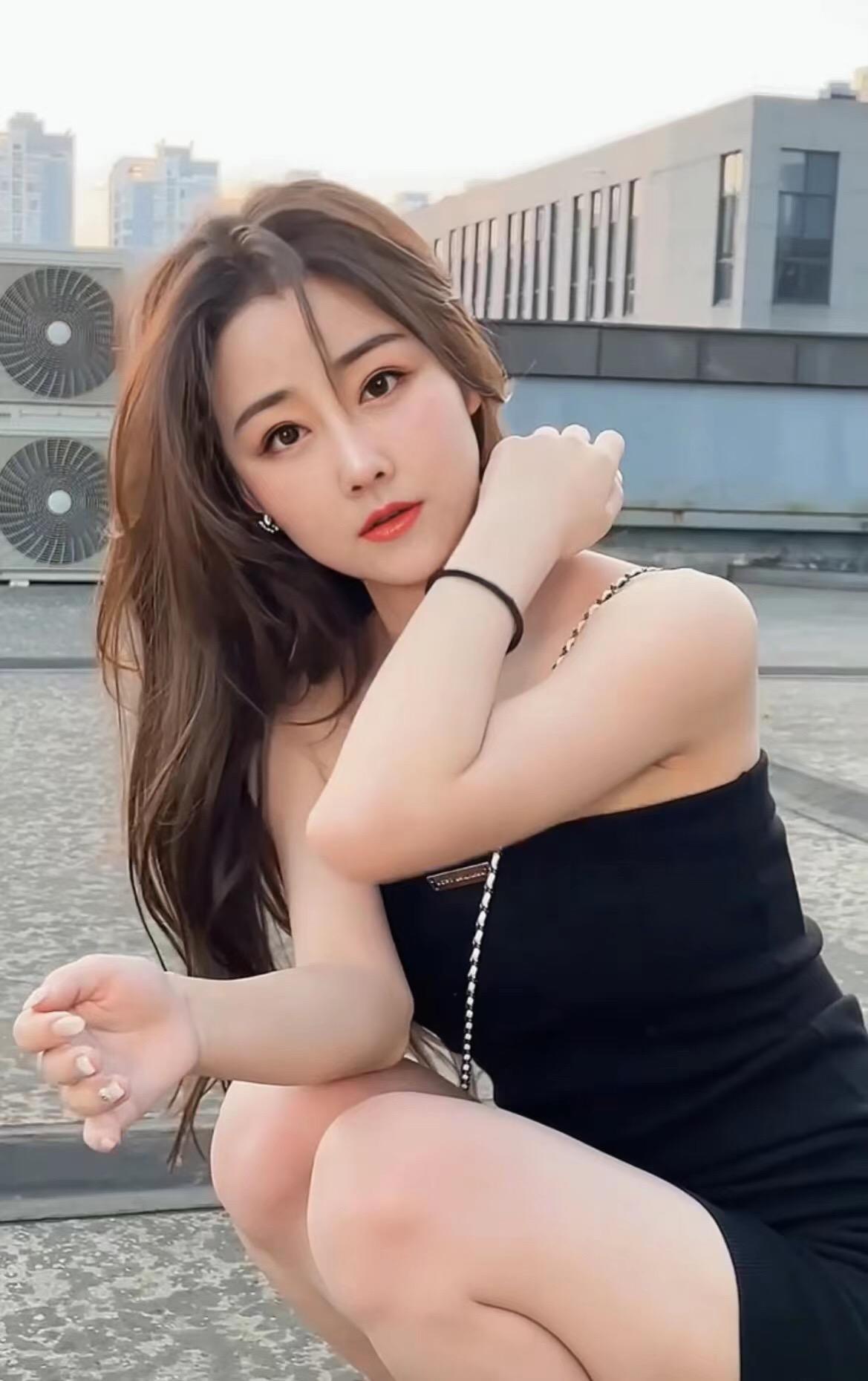 丑丑白嫩妹高颜值（热裤、OL） 第1张